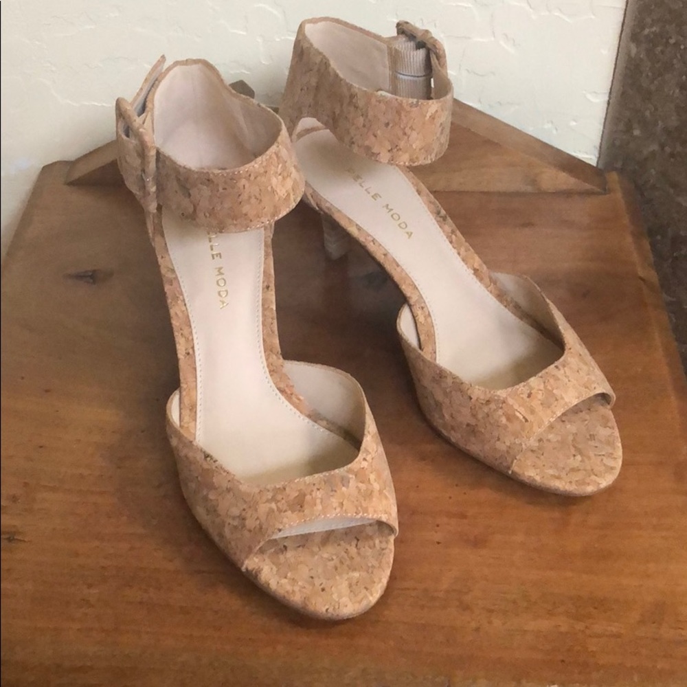 Womens size 7 M PELLE MODA heels